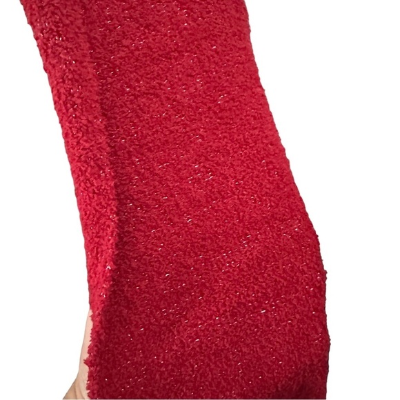 Aegean Apparel 2 Piece Cozy Set Red Silver Plush Blanket Wrap & Socks 25x80” NWT - Picture 5 of 16